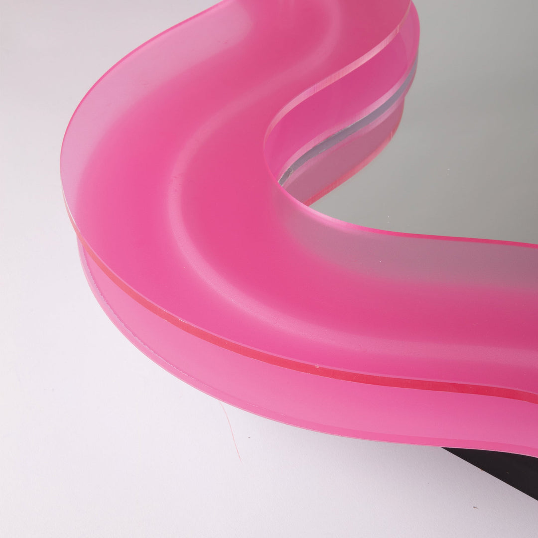 Seletti Supercurve Wavy Mirror Flower, close-up of the layered pink plexiglass frame edge