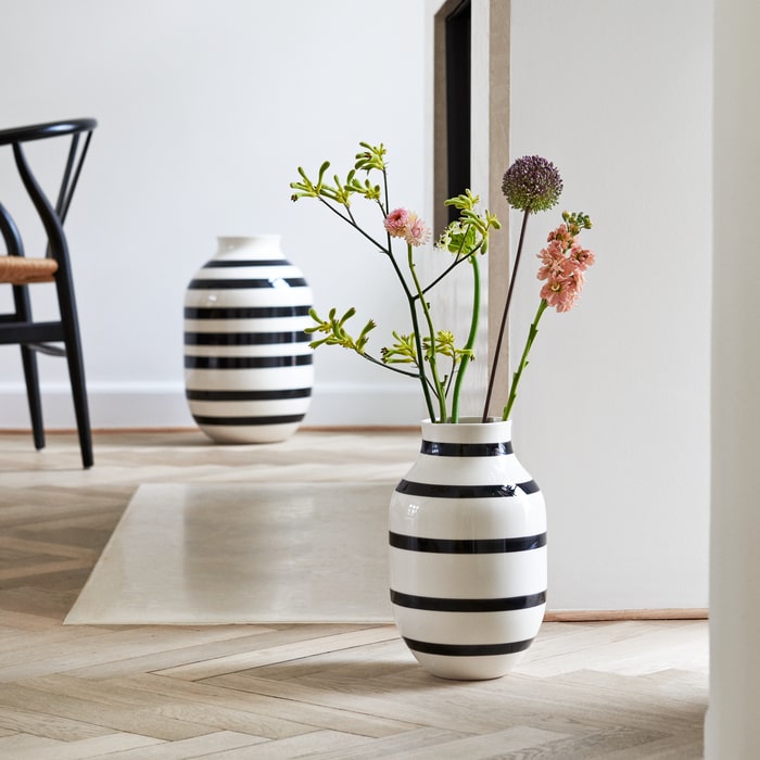 Kähler Omaggio Vase, Black, H: 12.2"