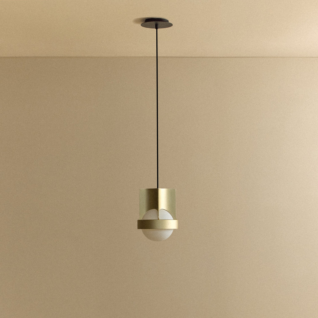 Loop Single Pendant in Gold + Sphere IV